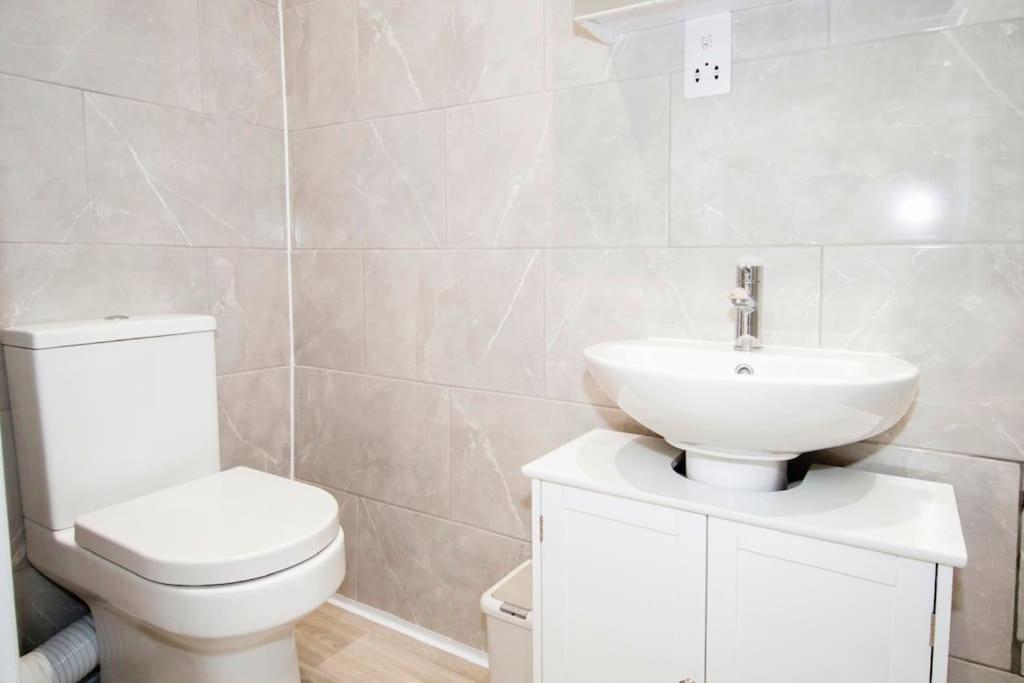 Apartment Open Plan 1 Bed Flat For Professional Bills Included