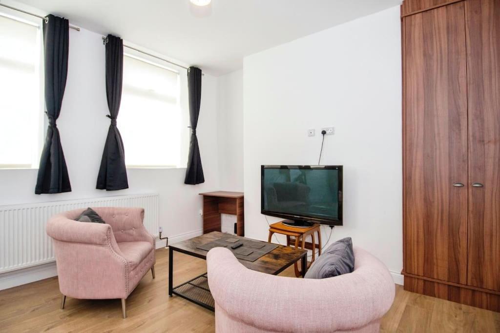 Apartment Open Plan 1 Bed Flat For Professional Bills Included *